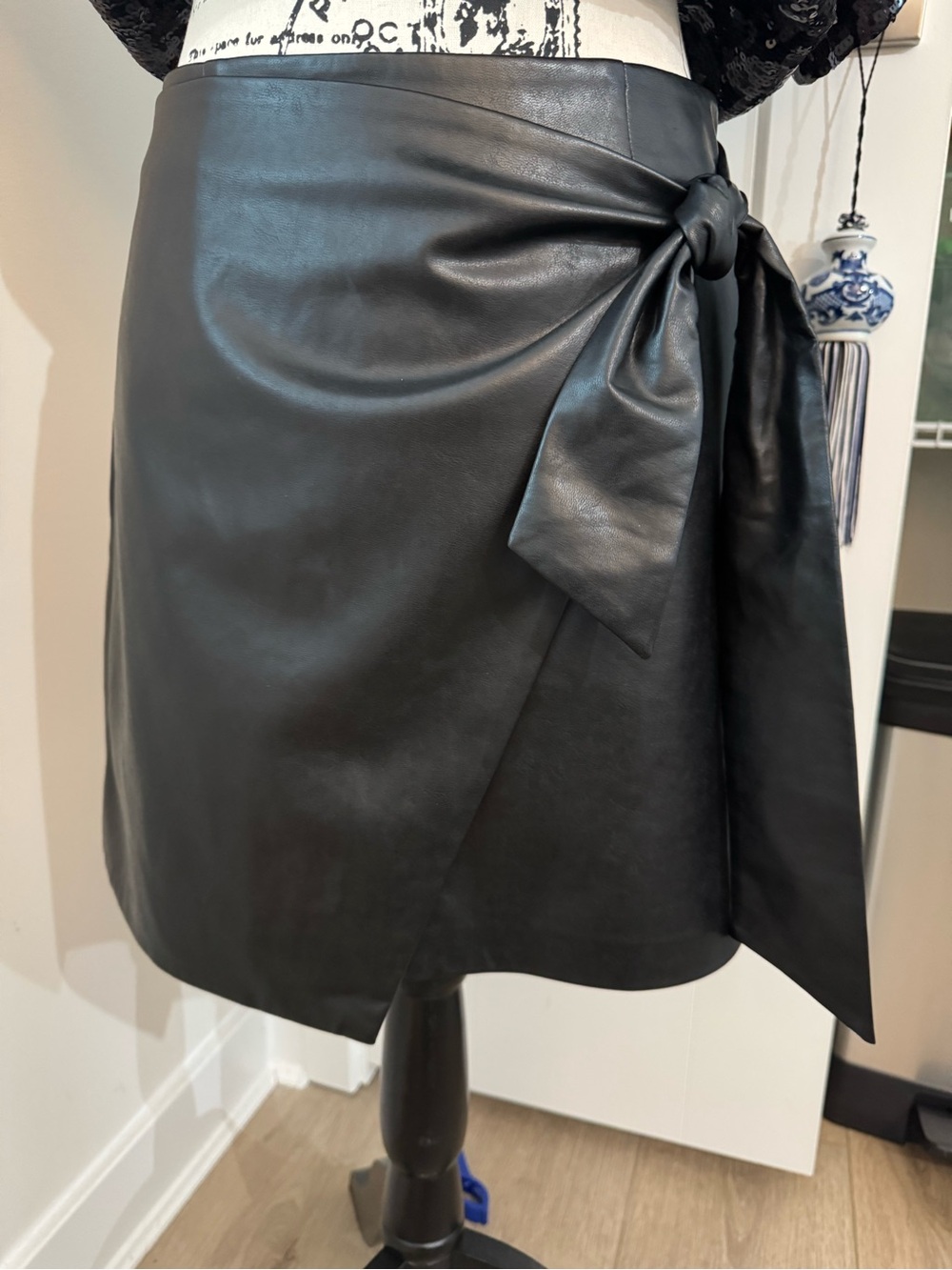 Wilfred Free Faux Vegan Leather Side Tie Wrap Mini Skirt Black Size Small S
